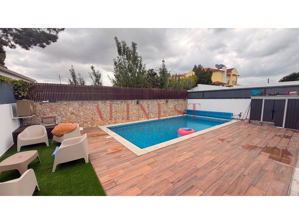 Property photo 1 of 5 4 Bedroom Villa With Heated Pool In Fernão Ferro | 394 m² + Plot 525 m² | Accepts Exchange For T1/T2 In Lisbon!