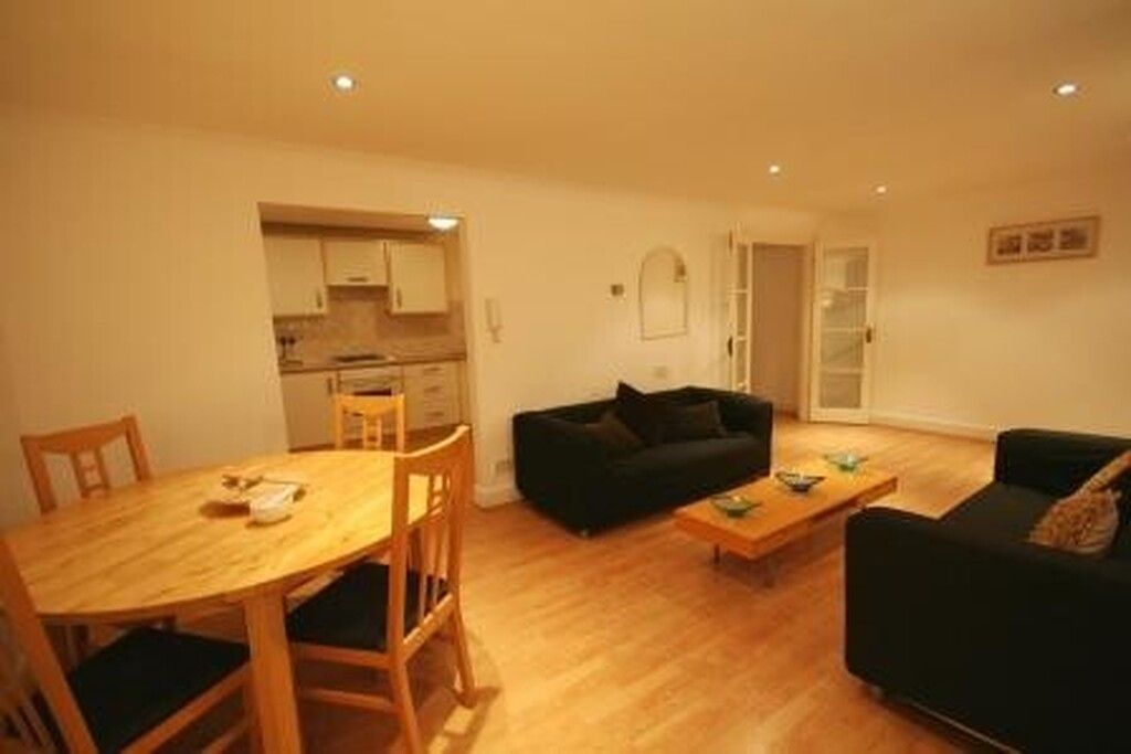 Property photo 2 of 9 Bm8Upper Livingroom3