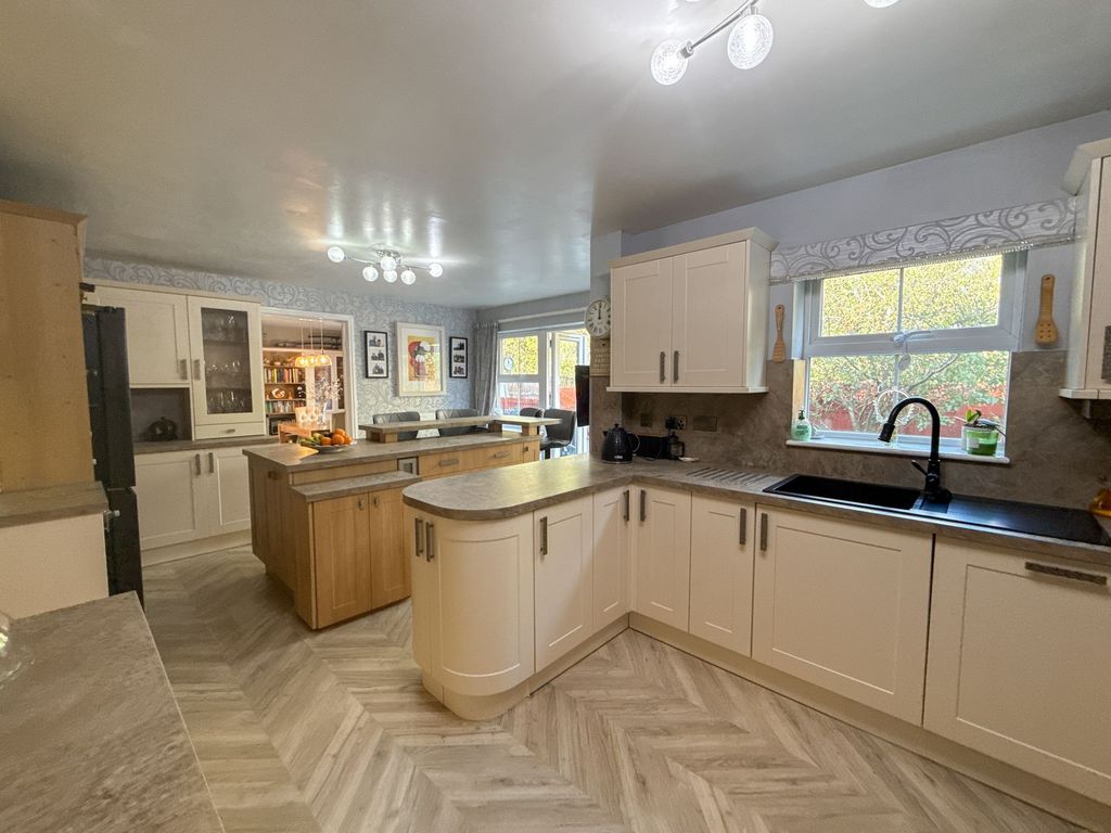 Property photo 3 of 14 Kitchen