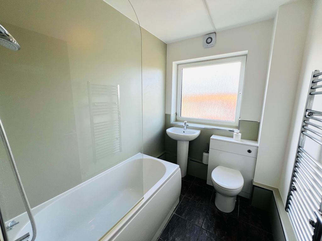 Property photo 2 of 8 Bathroom