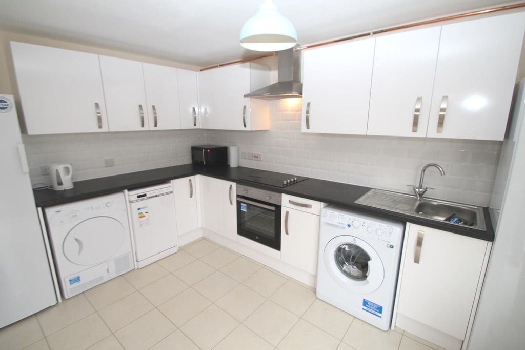 Property photo 2 of 6 11 The Glen Kitchen x 2 Pics 019.Jpg