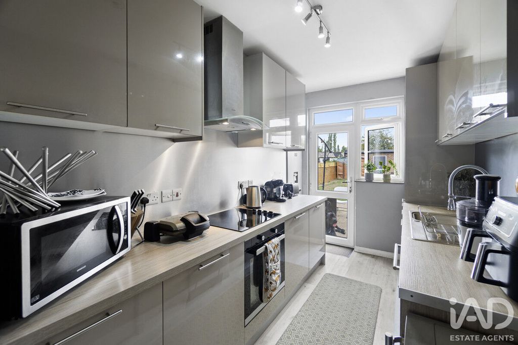 Property photo 2 of 17