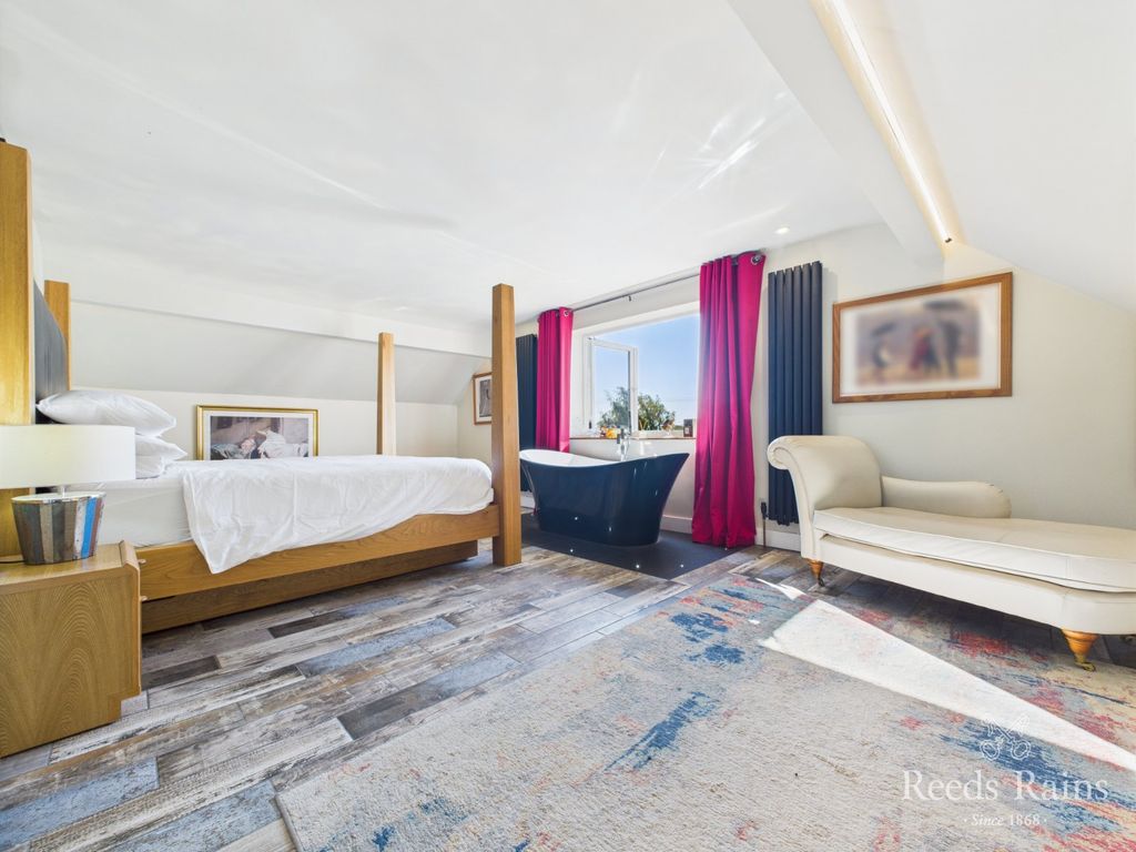 Property photo 2 of 35 Principal Bedroom