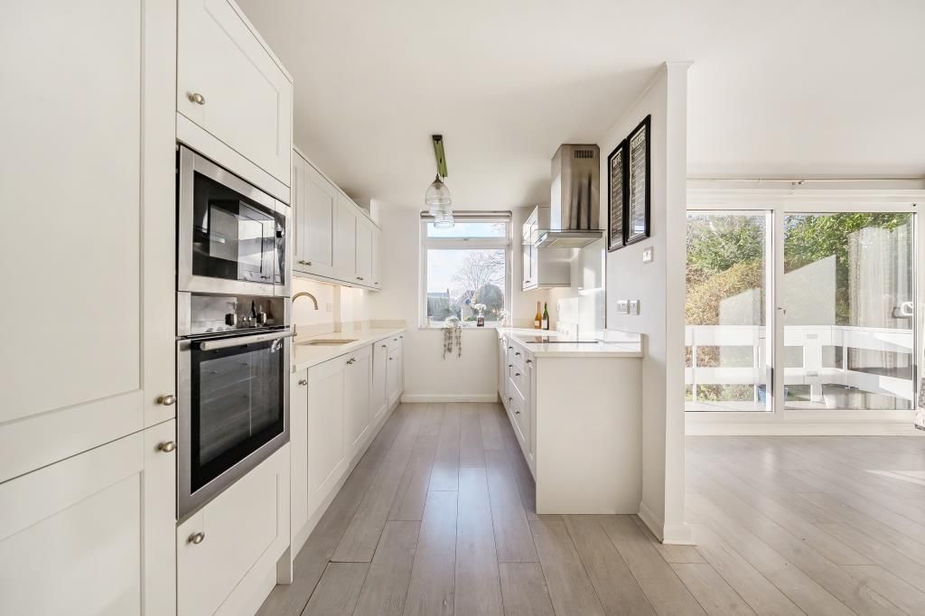 Property photo 3 of 10 Kitchen