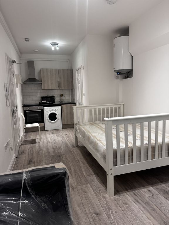 Property photo 1 of 7 1 Bed Studio To Rent High Street, Croydon Cr0