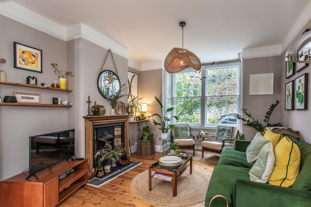 Property photo 2 of 24 10 St Johns Hill15.Jpg