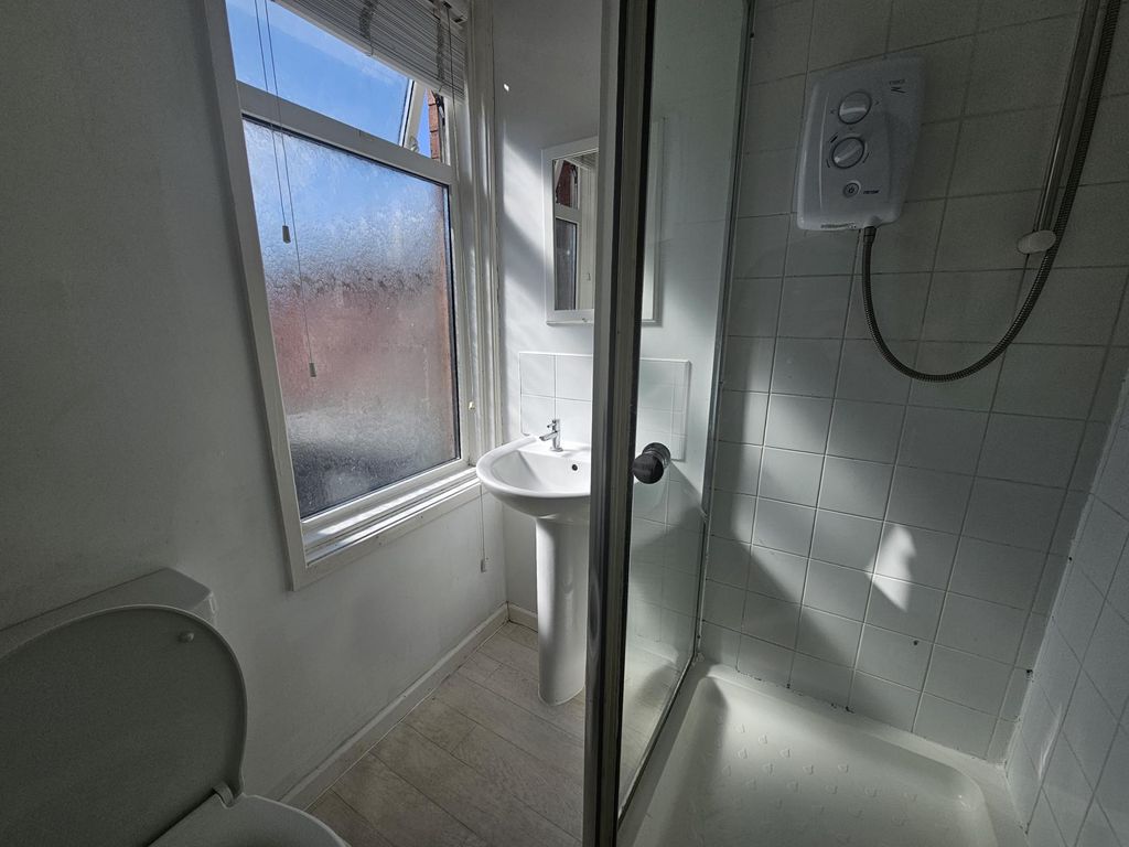 Property photo 2 of 11 A Clean And Well-Maintained Bathroom With A Shower...