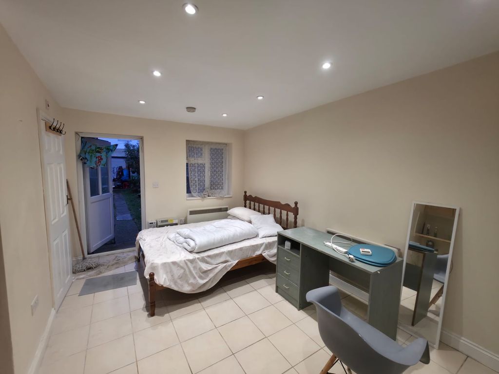 Property photo 3 of 6 Gallery