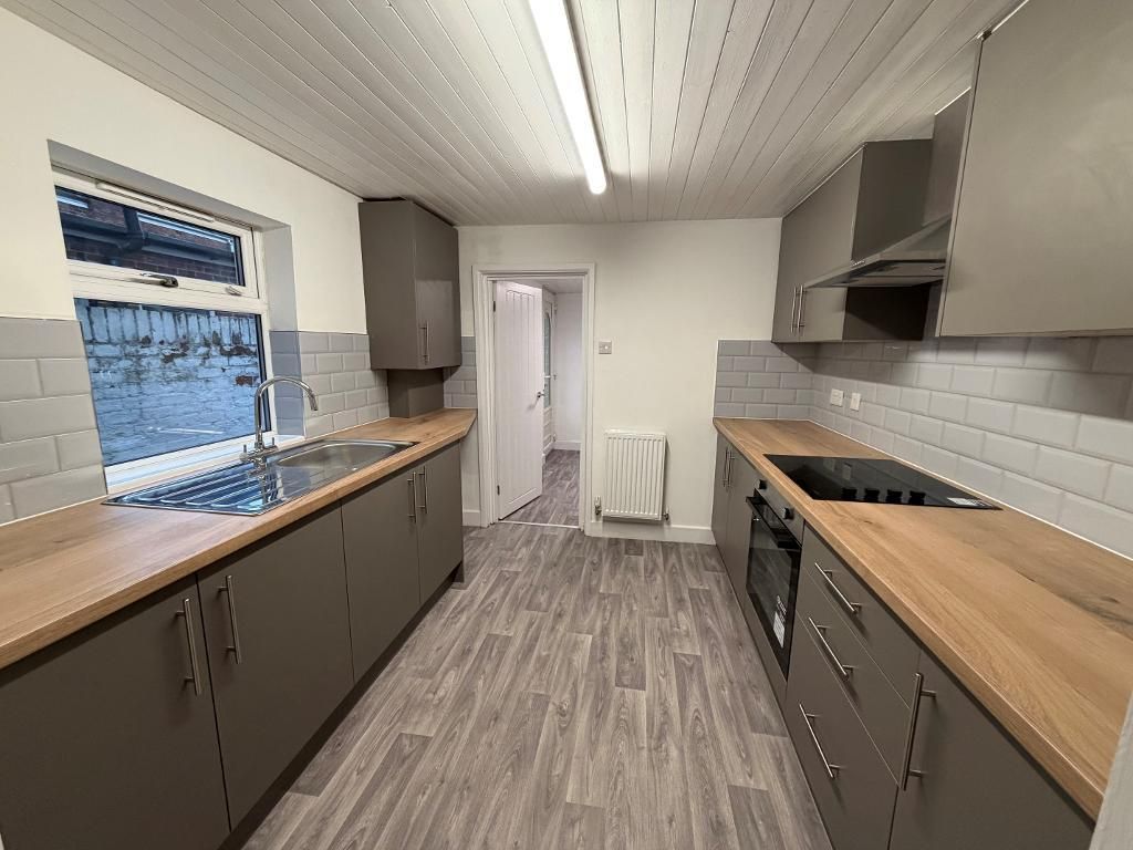 Property photo 3 of 9 Kitchen