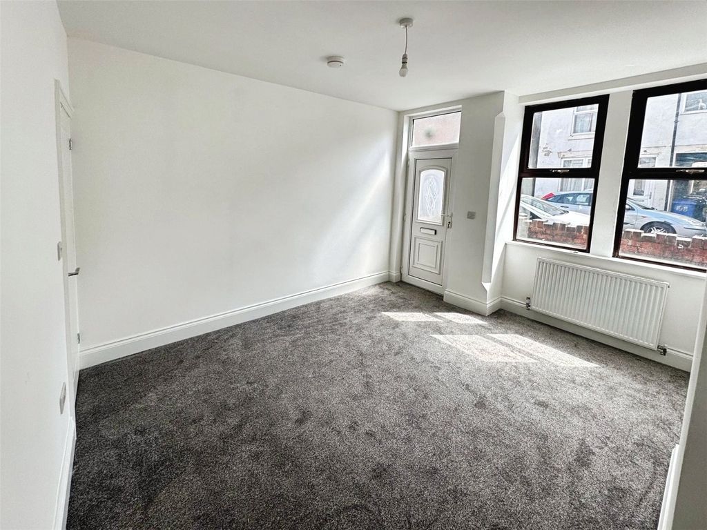 Property photo 3 of 9 Lounge