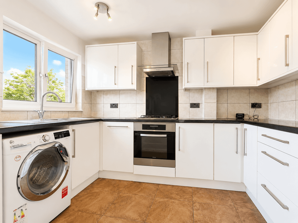 Property photo 1 of 5 2 Bed Maisonette To Rent Leyburn Gardens, London Cr0