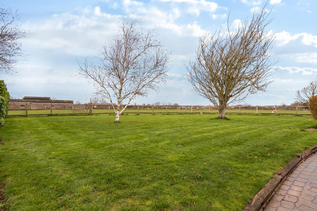 Property photo 2 of 24 Garden