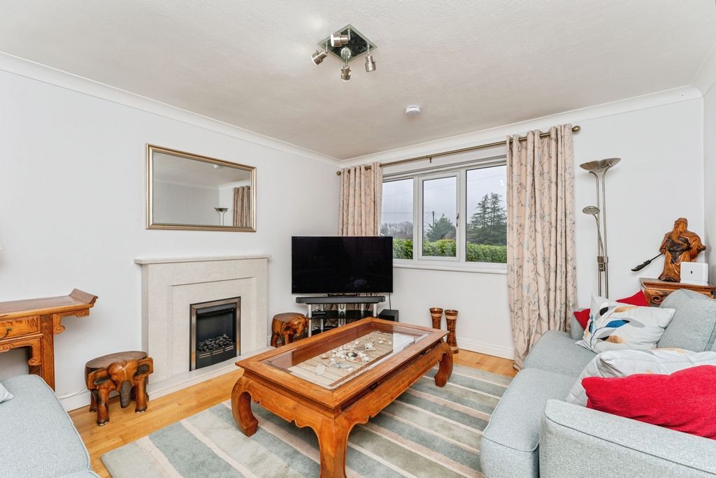 Property photo 2 of 32 Lounge