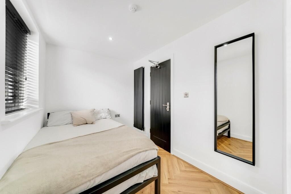 Property photo 2 of 10 A Bright And Inviting Bedroom Featuring A Double B...