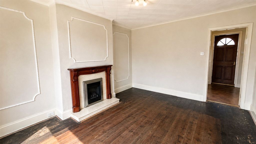 Property photo 3 of 14 Lounge