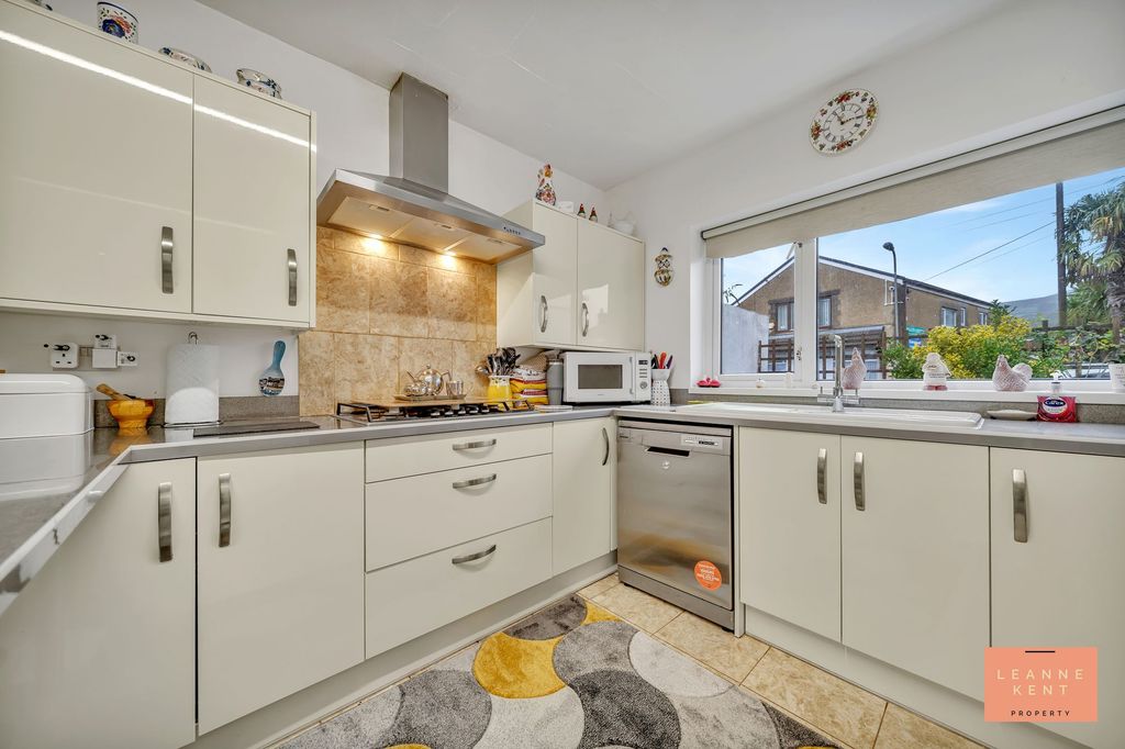 Property photo 3 of 40