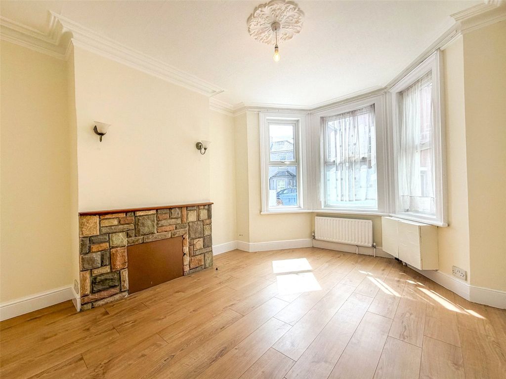 Property photo 2 of 11 Picture No. 17