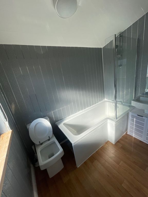 Property photo 3 of 10 A Modern Bathroom Suite With A White Corner Bathtu...