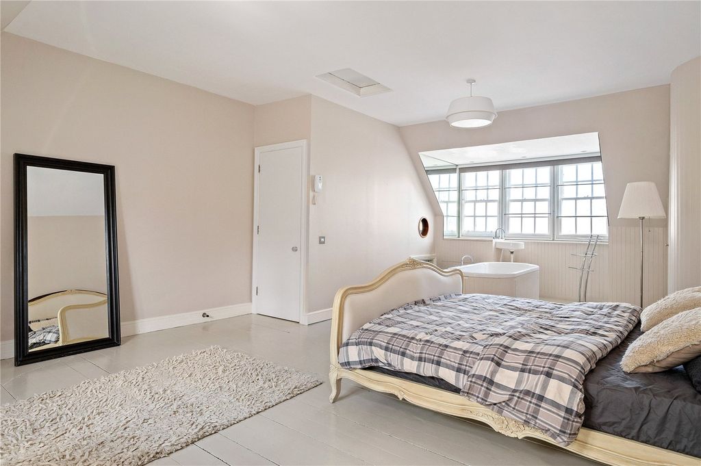 Property photo 3 of 25 Principal Bedroom