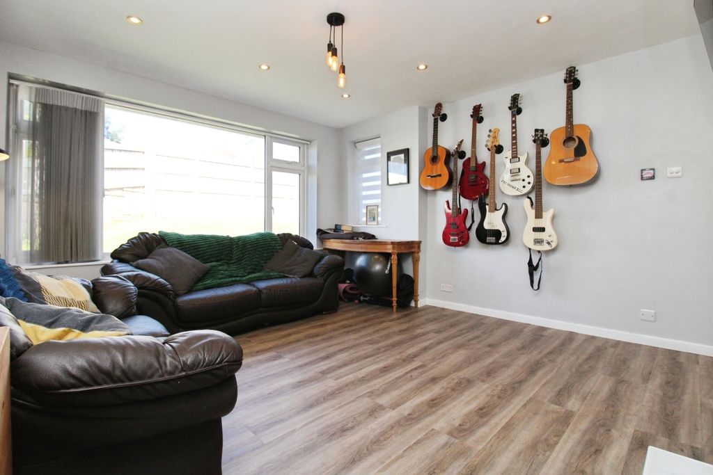 Property photo 2 of 11 Pbox-Living_Room-338935.Jpg