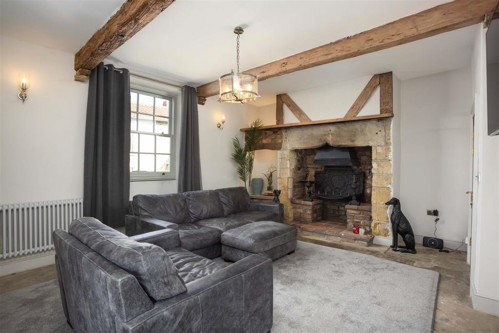 Property photo 3 of 15 00009.Jpg