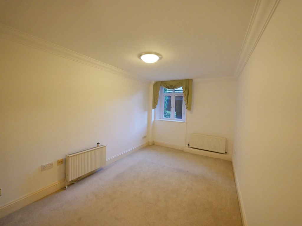 Property photo 3 of 9 Bed 1