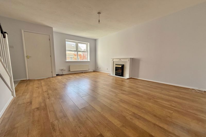 Property photo 3 of 17 Lounge