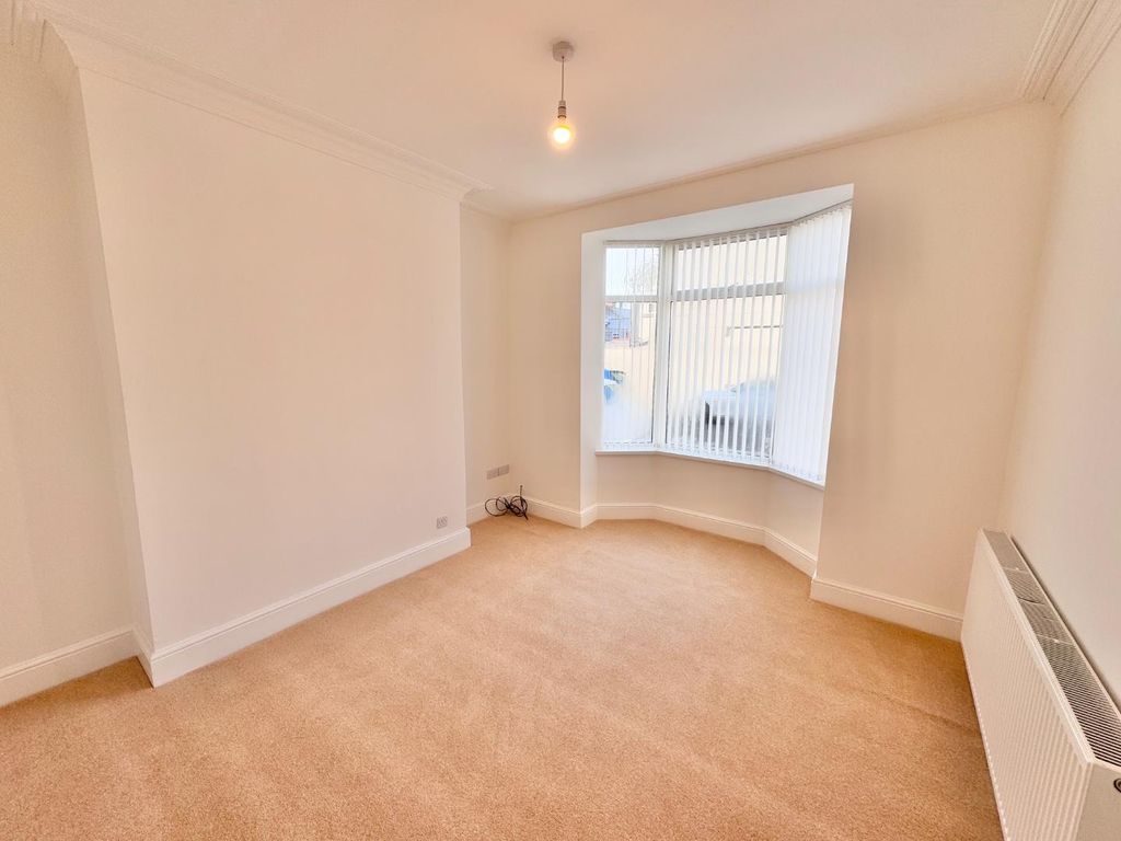 Property photo 2 of 17 Lounge