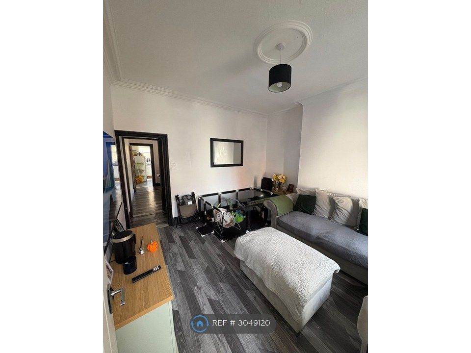Property photo 3 of 13 Large And Bright Living Room