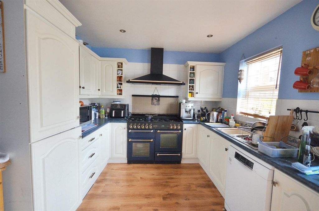 Property photo 2 of 7 Kitchen