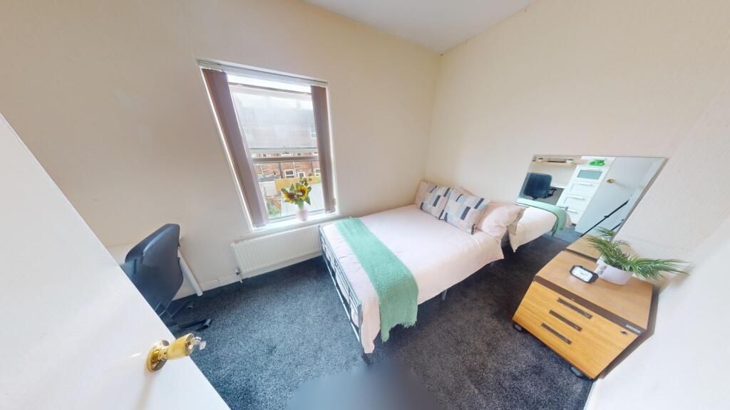 Property photo 3 of 7 A Bright And Cozy Double Bedroom Featuring A Comfo...