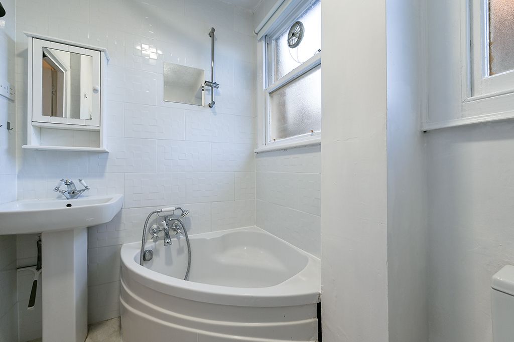 Property photo 3 of 9 Bathroom