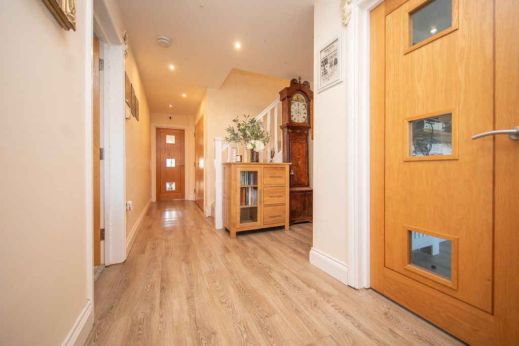 Property photo 2 of 31