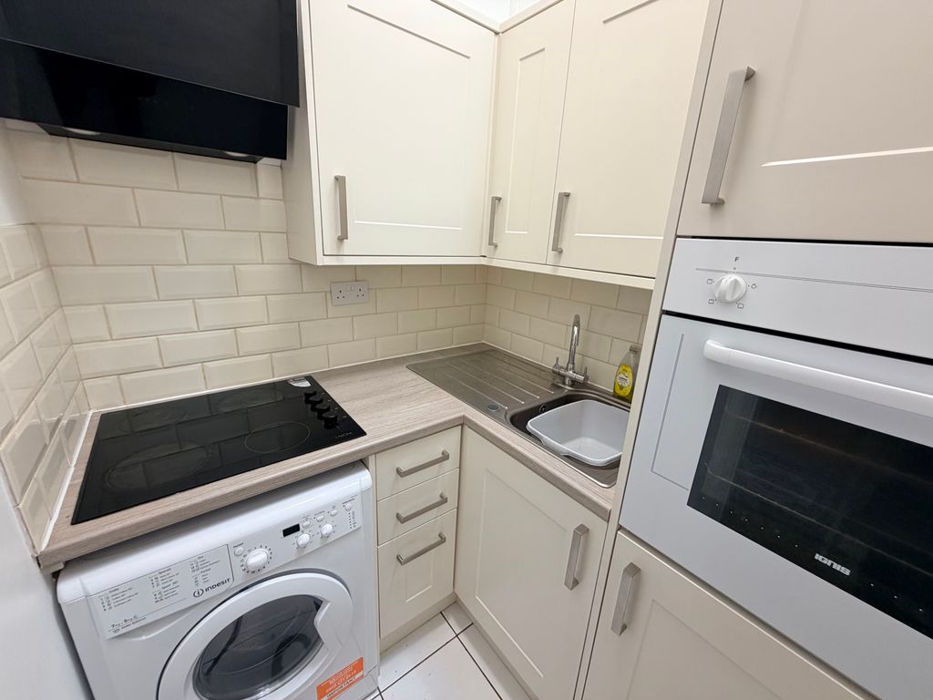 Property photo 3 of 10 Kitchen