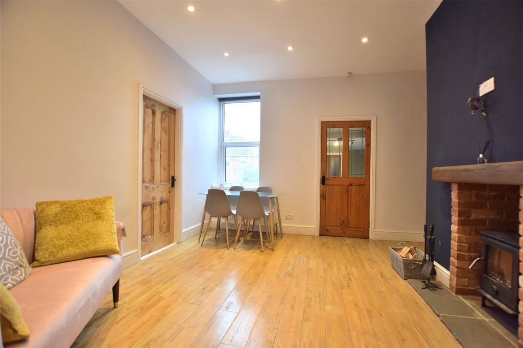 Property photo 2 of 12 Lounge