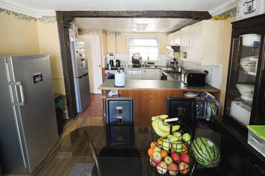 Property photo 3 of 19 Kitchen