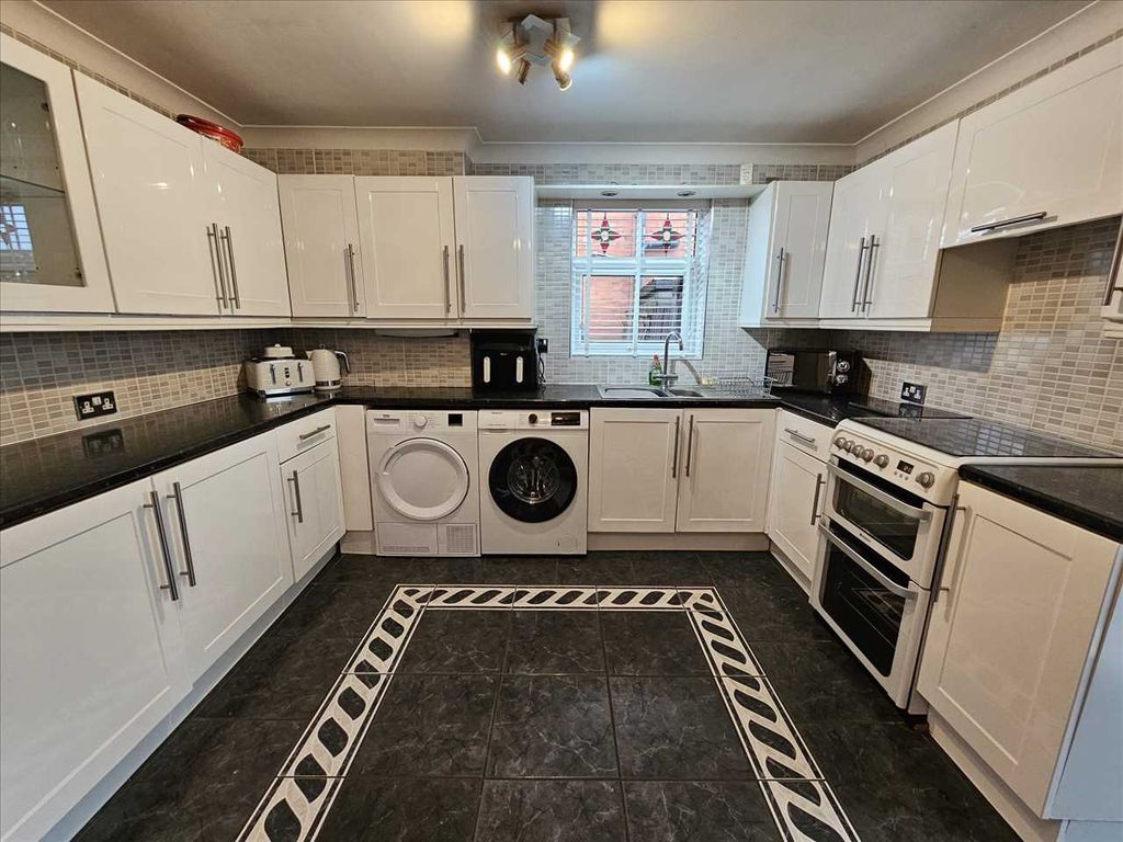 Property photo 3 of 10 Kitchen