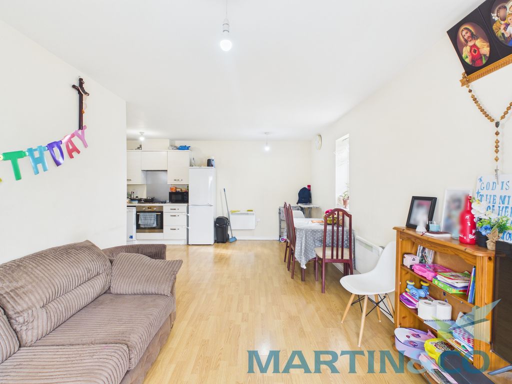 Property photo 3 of 12 Cam01870G0-Pr0199-Still002