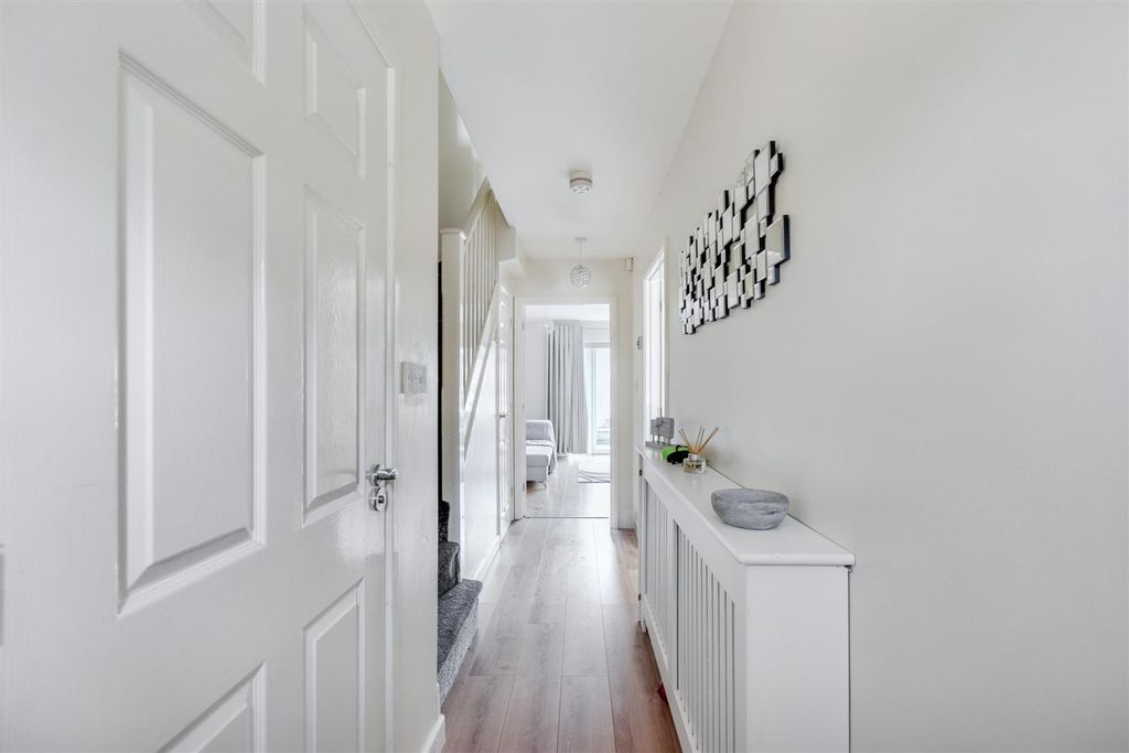 Property photo 3 of 24 Entrance Hall.Jpeg