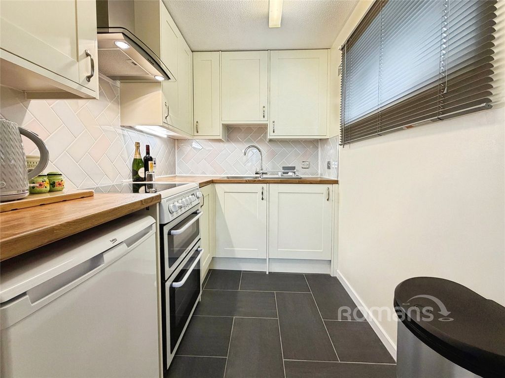 Property photo 3 of 8 Kitchen