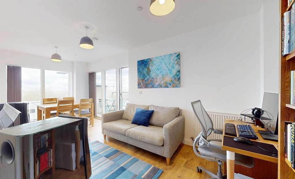 Property photo 1 of 10 Iving Room For Sale At Gallions Reach, E16 By Barr