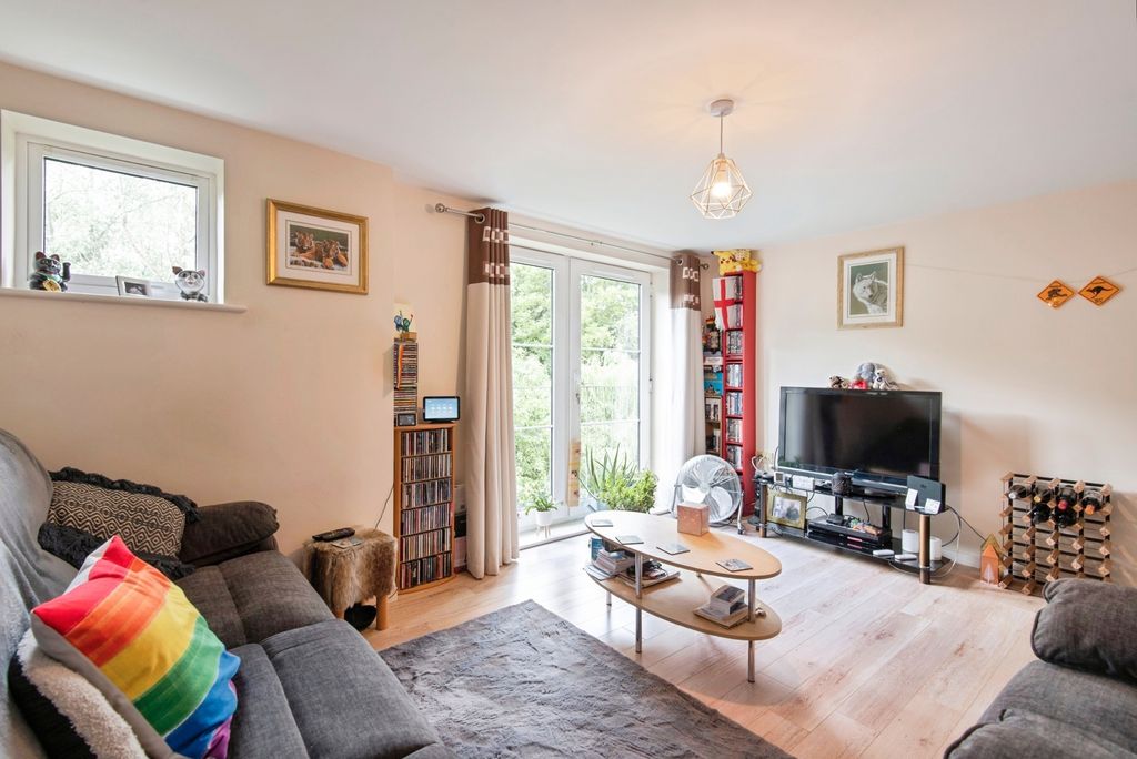 Property photo 3 of 23 Lounge