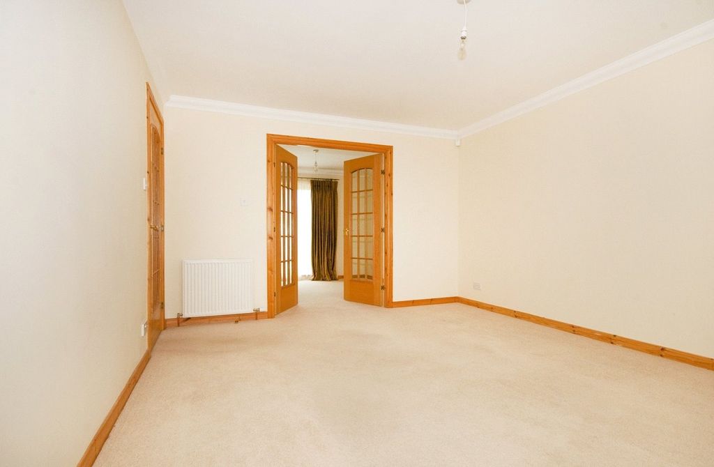 Property photo 3 of 16 Lounge