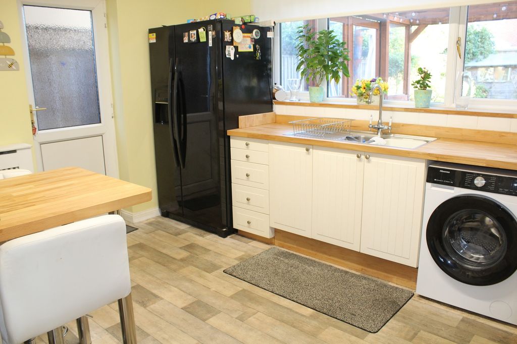 Property photo 3 of 15 Fitted Kitchen Picture 2