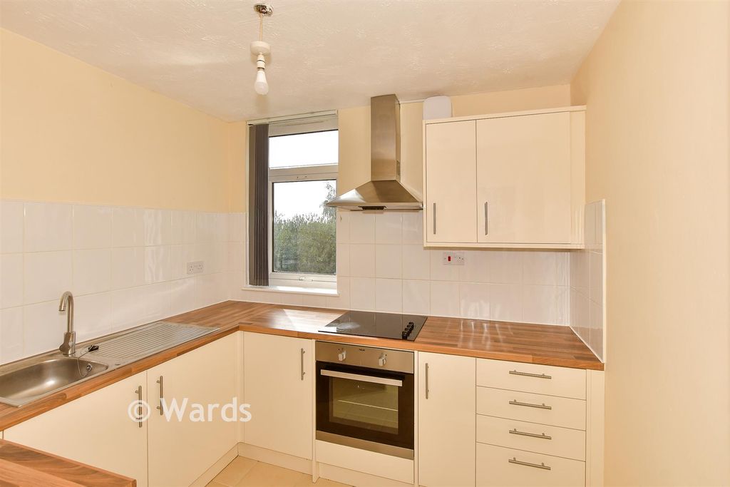 Property photo 3 of 10 Kitchen