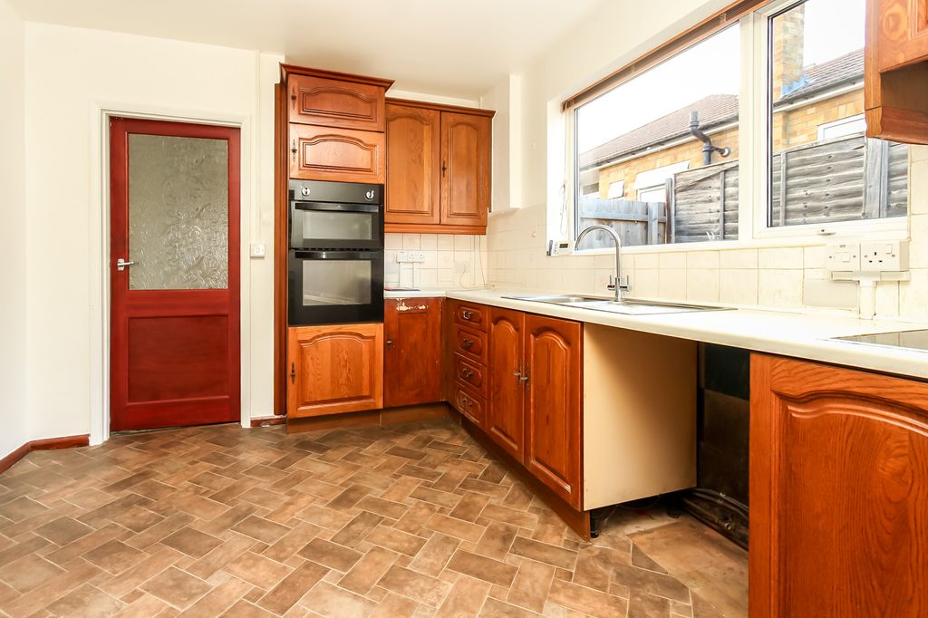Property photo 2 of 11 Kitchen