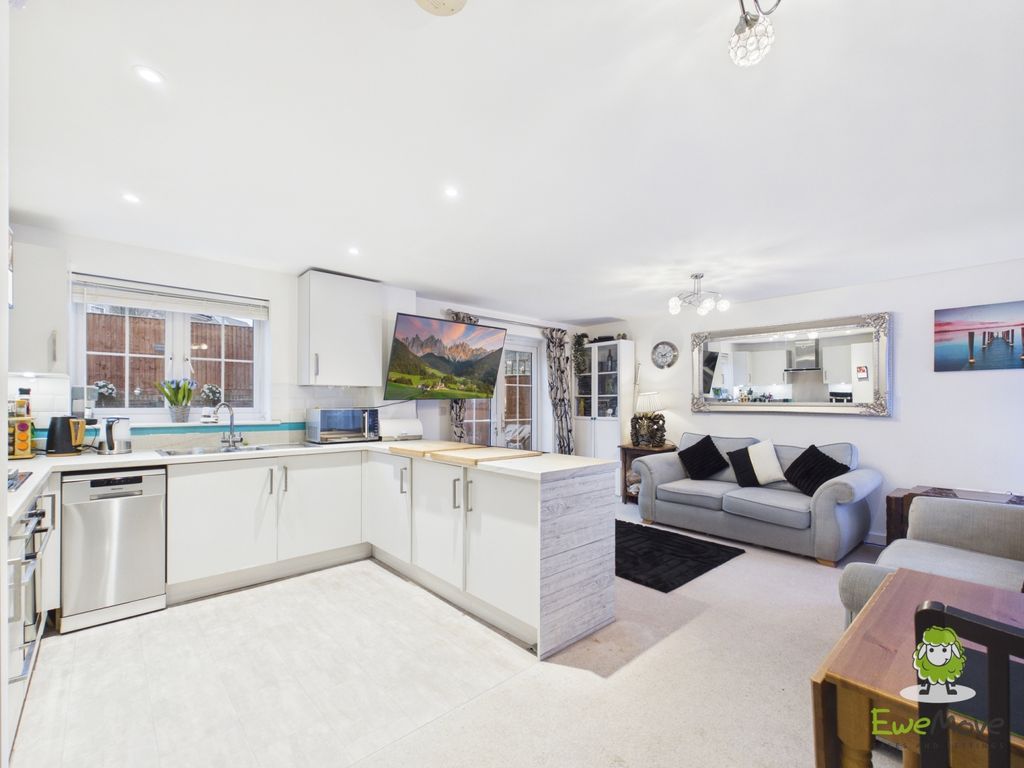 Property photo 3 of 16 Ewemove Estate Agents Basingstoke - Cornice Road