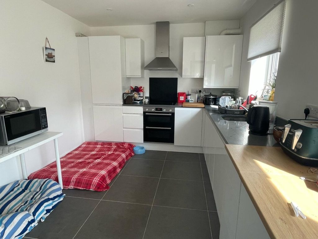 Property photo 2 of 18 Kitchen