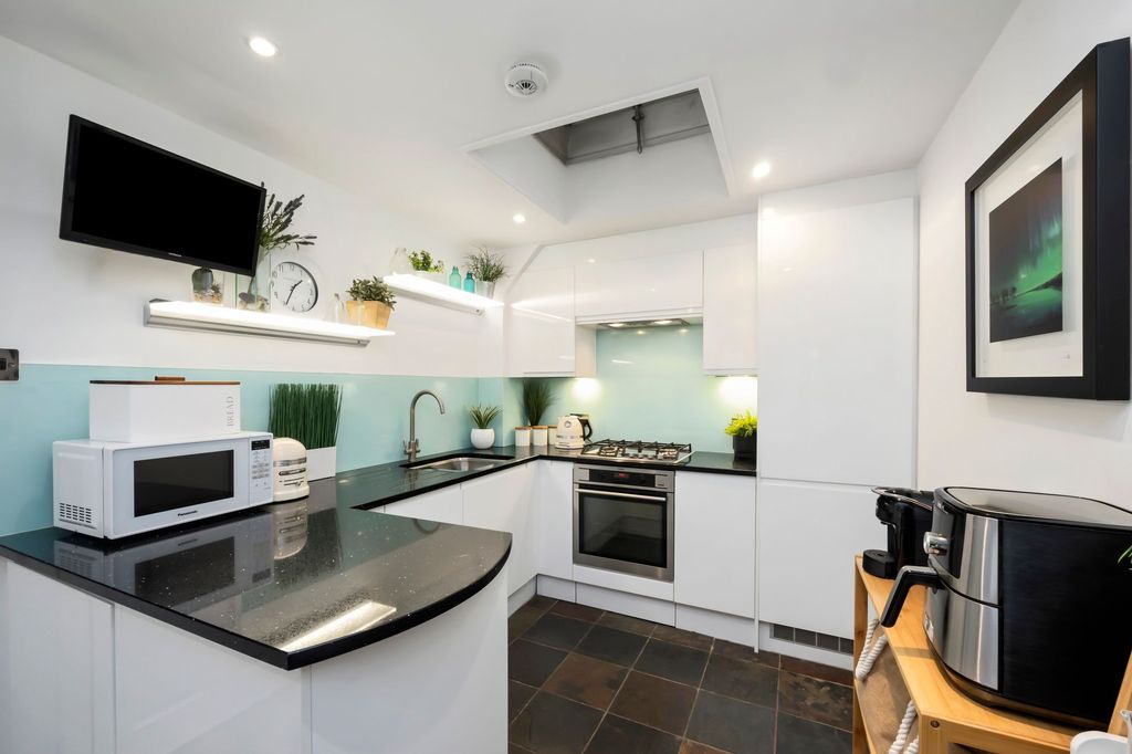 Property photo 2 of 23