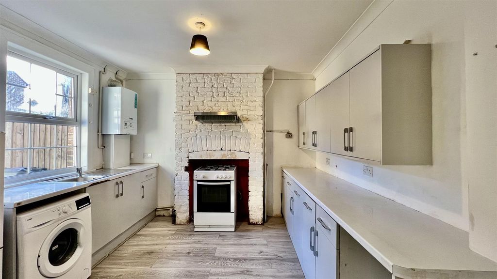 Property photo 3 of 8 Kitchen